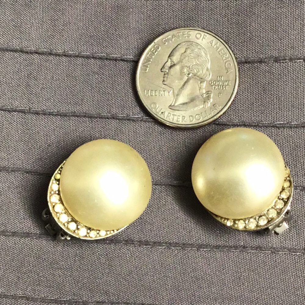 Vintage Richelieu clip earrings